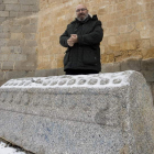 José Ramón Rebollada, junto a una estela funeraria que puede verse cerca de la Muralla.