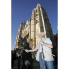 Antonio Rodríguez, responsable de la asociación (la web es burroperegrino.com), ante la Catedral