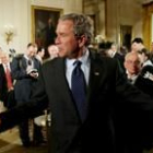 Bush abandona la sala donde informó a la prensa de los acuerdos alcanzados con la UE