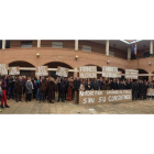 Los manifestantes portaban carteles de rechazo a la moción de censura y de apoyo a Francisco Álvarez