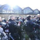 Agentes de la Policía vigilan la llegada de pasajeros a la estación central de Hamburgo hoy, 6 de julio de 2017. La Cumbre del G20 (o G-20 o Grupo de los Veinte).