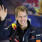 El piloto alemán Sebastian Vettel, de Red Bull, saluda feliz tras su nuevo título mundial.