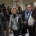 Madrigal acompañada por el presidente de la comisión de Justicia, el leonés Prada.