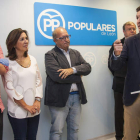 Vélez, Sopeña, Eduardo Fernández, Silván y Martínez Majo escuchan a Casado. F. OTERO PERANDONES