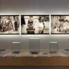 Un visitante observa varias de las fotografías que se muestran en el Museo Etnográfico Provincial