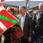 Urkullu (izquierda) y Ortuzar (derecha), en el acto de celebración del Aberri Eguna, este domingo en Bilbao.