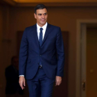 Pedro Sánchez, ayer, antes de recibir al presidente de La Rioja, José Ignacio Ceniceros. EMILIO NARANJO