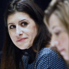 La directora en funciones del Musac, Eva González Sancho, con Alicia García.