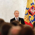 Putin se dirige a los parlamentarios en la solemne sesión en el Kremlin, este martes.