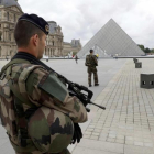 Soldados patrullan junto al Louvre, en una imagen de archivo.