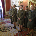 La ministra de Defensa, Margarita Robles, con parte de las soldados del calendario ‘Mujeres con valor’. JAVIER LIZÓN