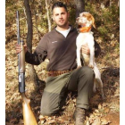 Adrián Chico con su perra setter provista de collar transmisor.