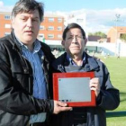 Luis García Ramos (d) recibe del presidente del Astorga, Jorge Alija, una placa como homenaje.