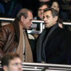 El expresidente francés Nicolas Sarkozy (derecha) habla con el alcalde de París, Bertrand Delanöe, durante un partido entre el Olympique de Lyón y el PSG, el pasado 1 de diciembre.