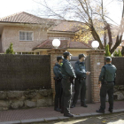 Efectivos de la Guardia Civil en el exterior de la vivienda en la que se produjo la detención.