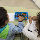 Un niño y una niña realizan una actividad artística en clase. FERNANDO OTERO PERANDONES