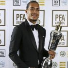 Virgil Van Dijk galardonado con el premio al mejor jugador del año por la PFA.