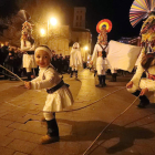 Exhibición de los toros y guirrios, los dos elementos centrales del antruejo tradicional de Velilla de la Reina, anoche frente al Palacio de los Guzmanes. RAMIRO