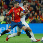 El defensa de la selección española disputa un balón ante el delantero inglés Harry Kane. JULIO MUÑOZ