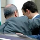 Rodríguez Zapatero abraza a su homólogo, Manuel Chaves, a su llegada a la Moncloa