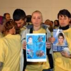 La madre y la tía de Yeremi muestran carteles con la foto del niño