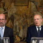 El ministro de Exteriores portugués, Augusto Santos Silva (derecha), y el de Medio Ambiente, José Pedro Matos Fernandes, explican el acuerdo con España.