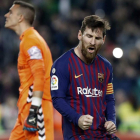 El argentino Leo Messi celebra su gol anotado al transformar un penalti ante el Real Valladolid. ANDREU DALMAU