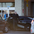 Un agente de policía llega al supermercado Wal-Mart de Hayden, donde ha tenido lugar el fatal accidente, este martes.