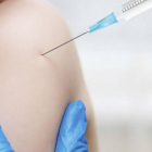 Una enfermera aplica una vacuna a un bebé