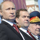 El presidente ruso, Vladímir Putin (2-i), y el primer ministro ruso, Dmitry Medvédev (3-i), asisten al tradicional desfile militar en la Plaza Roja.