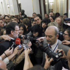 El presidente Mariano Rajoy atiende a los periodistas al finalizar el debate en el Congreso.