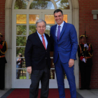 Pedro Sánchez, ayer, con el secretario general de la ONU, Antonio Guterres. FERNANDO ALVARADO