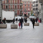 En la imagen, maceteros instalados en la calle Maestro Victoria de Madrid.