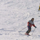 Tres esquiadores practican este deporte invernal, en una imagen de archivo.