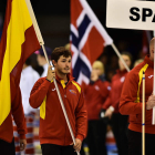El leonés Eduardo de Paz porta la bandera de la delegación española en la ceremonia de inauguración