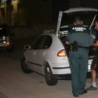 Un agente registra el coche de un empleado de la imprenta. SELLART