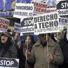 Manifestantes protestan durante una concentración contra los desahucios en Madrid.