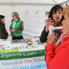 Una voluntaria de la AECC mide la capacidad pulmonar de una mujer en Lazúrtegui.