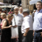 Julio Villarrubia, ayer en el mercado de la plaza Mayor de León