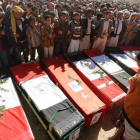 Yemenís rezan frente a las lapidas de las victimas de un bombardeo de la coalicion arabe comandada por Arabia Saudi  durante un funeral en Sana.
