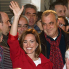 Carme Chachón, arropada por miembros del sector crítico del PSOE leonés, ayer antes de dirigirse a la militancia.