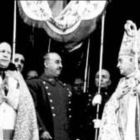 Francisco Franco, bajo palio durante la visita a una catedral.