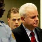 El ex presidente de Yugoslavia es conducido a la sala donde se celebra el juicio por 66 acusaciones
