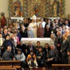 El obispo de León, Julián López, con los vecinos de Herreros.
