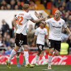 Mathieu y Senderos celebran un gol del Valencia, esta temporada.