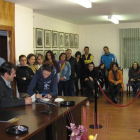 Los padres recibieron los cheques de manos del alcalde.