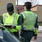 Agentes de la Guardia Civil de Tráfico efectúan un control