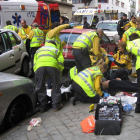 Los sanitarios del Samur atienden a los dos heridos en el lugar del tiroteo en una calle de Madrid.