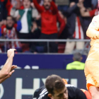 Antoine Griezmann celebra el gol del triunfo del equipo madrileño frente al Athletic. JUAN CARLOS HIDALGO