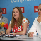 Gloria María Acevedo, flanqueada por Ramón y Courel. L. DE LA MATA